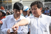 ong doan ngoc hai doi mua cau xe bien xanh 80b dau tren via he