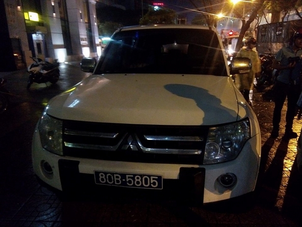 ong doan ngoc hai doi mua cau xe bien xanh 80b dau tren via he