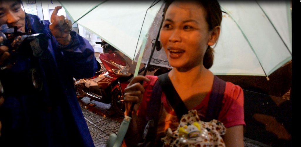 nguoi phu nu bong con nho ban ve so duoi mua xuc dong khi ong doan ngoc hai mua het ve so
