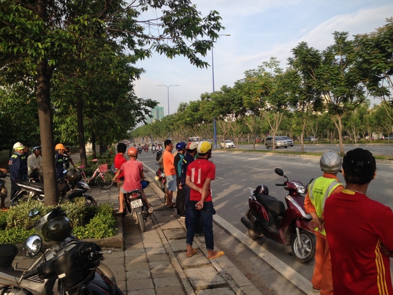 dam vao goc cay mot phu nu thiet mang