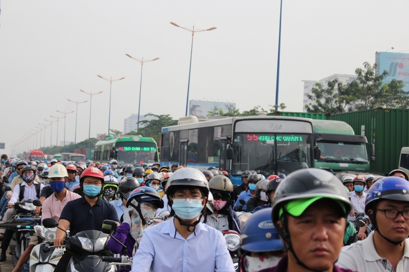 TP HCM: Kẹt xe kinh hoàng, kéo dài từ đêm đến sáng ở cửa ngõ phía Đông tp hcm ket xe tu dem den sang o cua phia dong