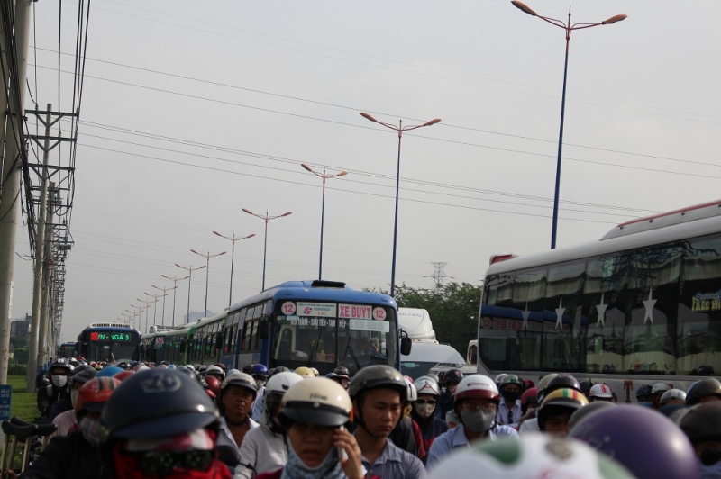 TP HCM: Kẹt xe kinh hoàng, kéo dài từ đêm đến sáng ở cửa ngõ phía Đông tp hcm ket xe tu dem den sang o cua phia dong