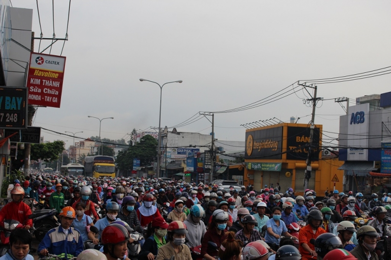 TP HCM: Kẹt xe kinh hoàng, kéo dài từ đêm đến sáng ở cửa ngõ phía Đông tp hcm ket xe tu dem den sang o cua phia dong