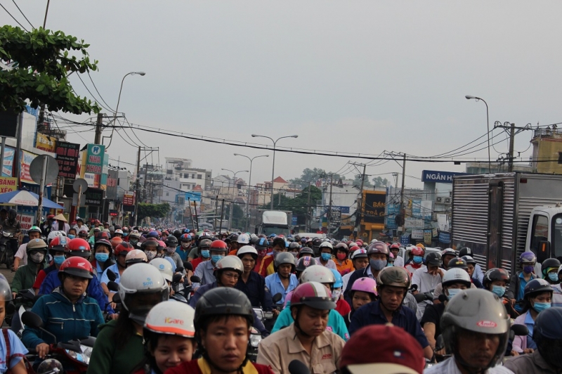 TP HCM: Kẹt xe kinh hoàng, kéo dài từ đêm đến sáng ở cửa ngõ phía Đông tp hcm ket xe tu dem den sang o cua phia dong