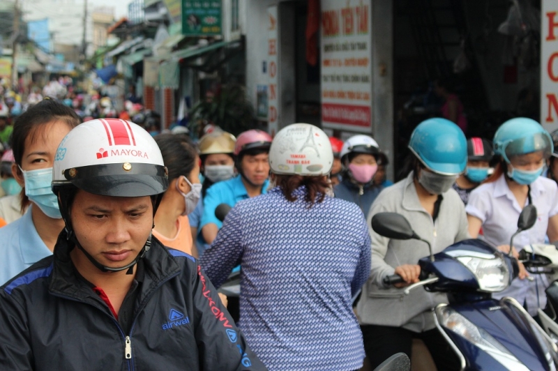 TP HCM: Kẹt xe kinh hoàng, kéo dài từ đêm đến sáng ở cửa ngõ phía Đông tp hcm ket xe tu dem den sang o cua phia dong
