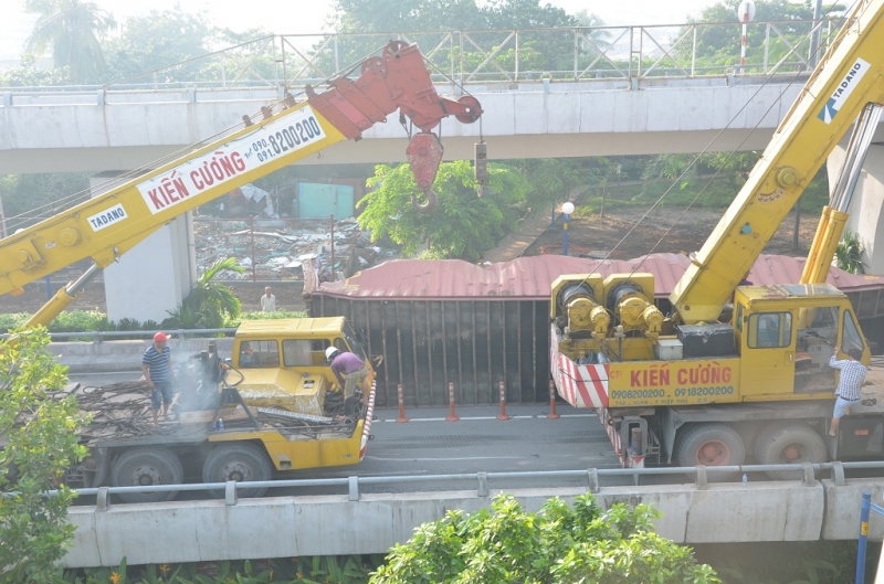 gan 8 gio giai cuu xe container lat tren cau o sai gon