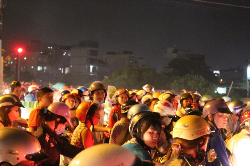 Kẹt xe 3 tiếng, người Sài Gòn ‘vật vã’ về nhà ket xe 3 tieng nguoi sai gon vat va ve nha