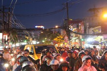 TP HCM: Kẹt xe sau mưa, hàng nghìn người dân gian nan đường về