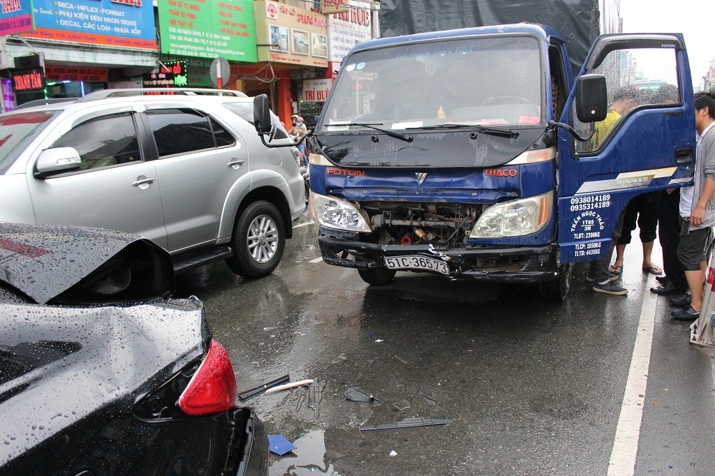 tp hcm xe o to dai nao huc vang hang chuc met dai phan cach tren cau