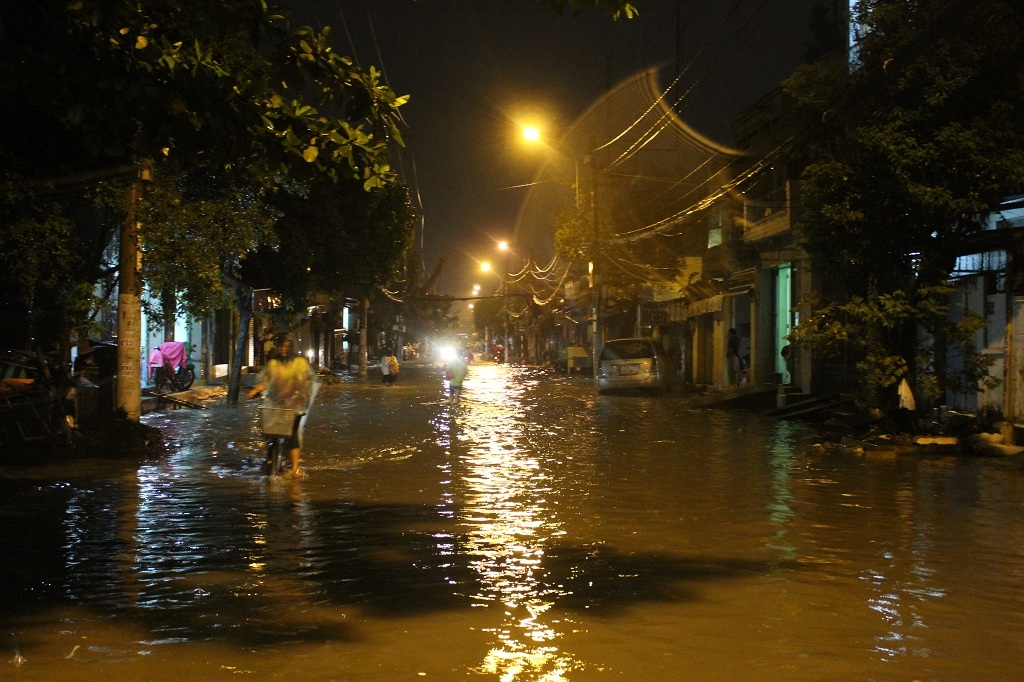 TP HCM: Mưa lớn gặp triều cường, đường phố lại chìm trong biển nước tp hcm lai ngap sau do trieu cuong ket hop voi mua lon