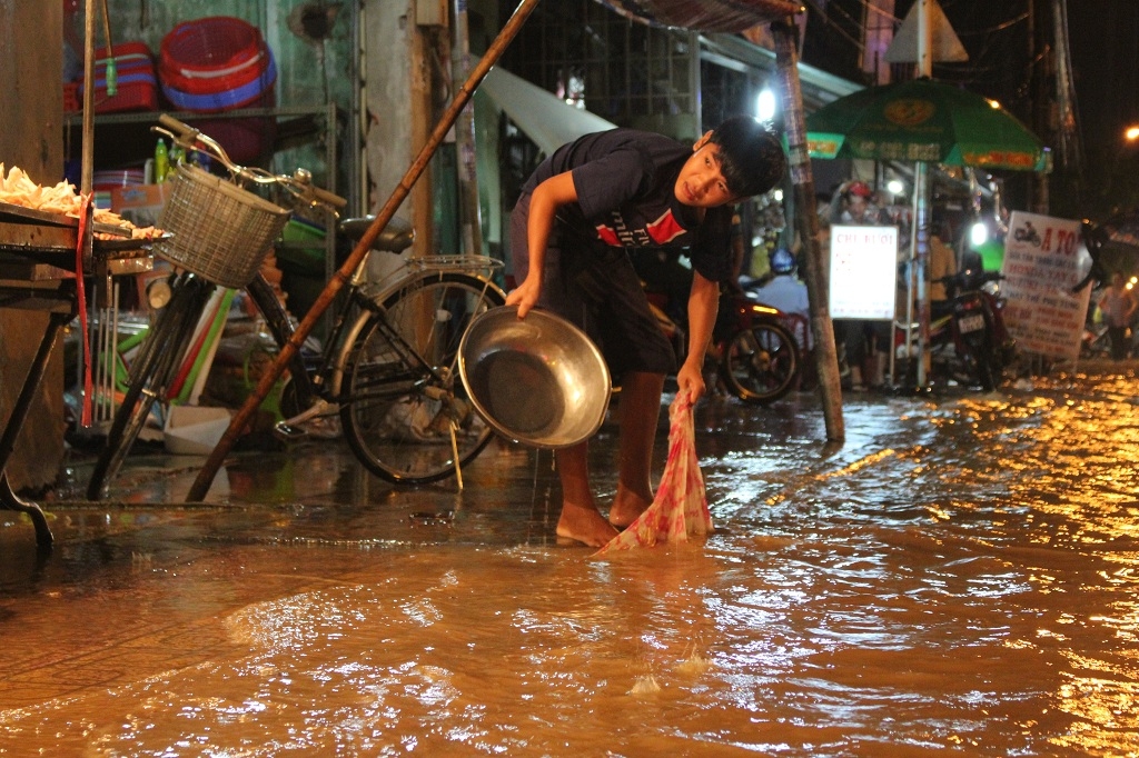 TP HCM: Mưa lớn gặp triều cường, đường phố lại chìm trong biển nước tp hcm lai ngap sau do trieu cuong ket hop voi mua lon