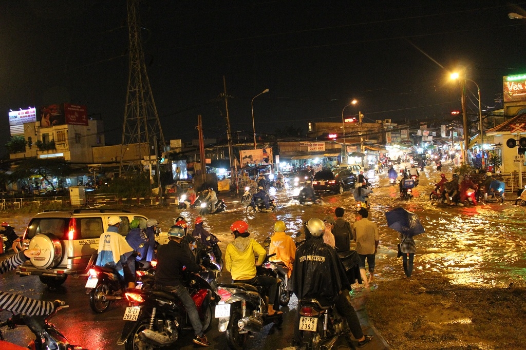TP HCM: Mưa lớn gặp triều cường, đường phố lại chìm trong biển nước tp hcm lai ngap sau do trieu cuong ket hop voi mua lon