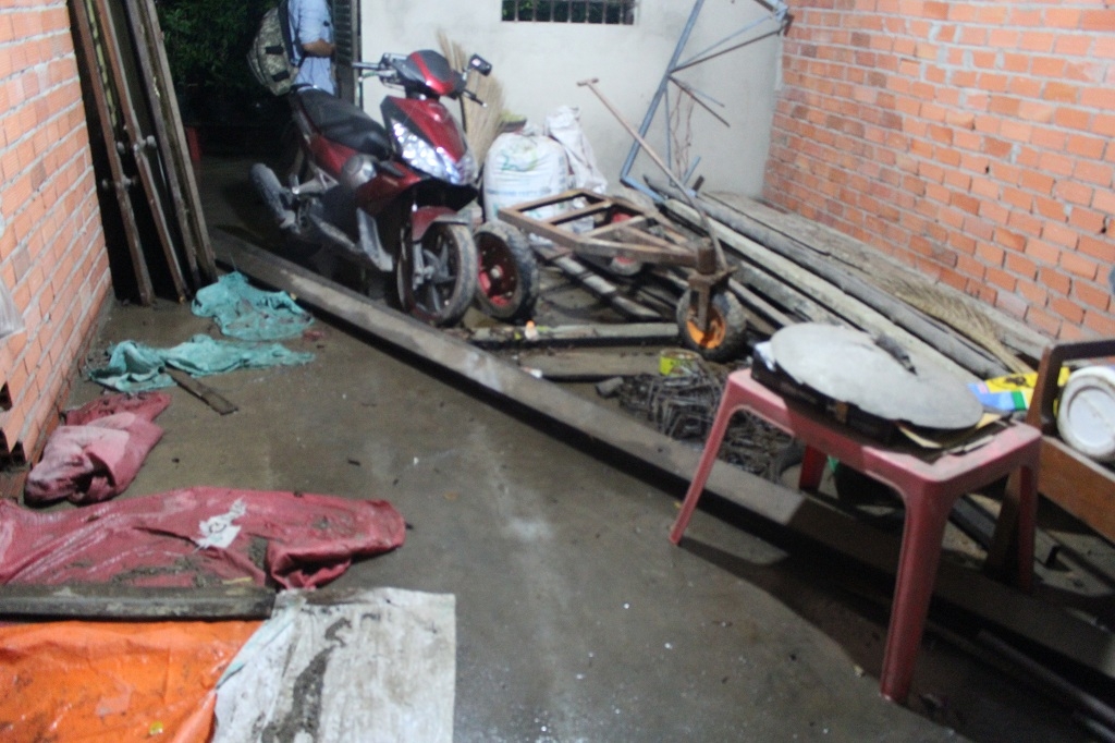 TP HCM: Vỡ bờ bao, hàng chục hộ dân bị cô lập tp hcm vo bo bao hang chuc ho dan bi co lap