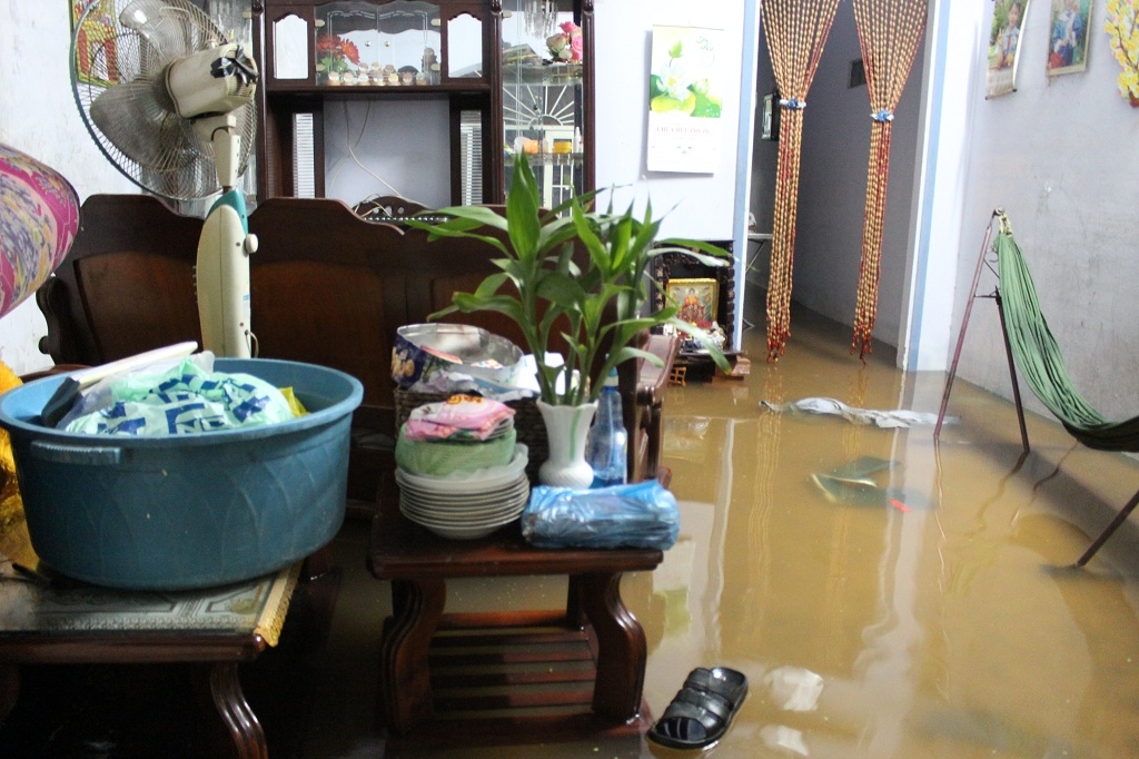 TP HCM: Vỡ bờ bao, hàng chục hộ dân bị cô lập tp hcm vo bo bao hang chuc ho dan bi co lap