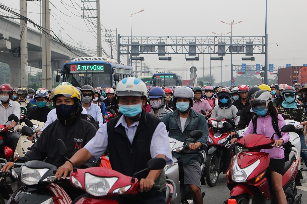 xe bon lam xiec tren xa lo hang chuc met dai phan cach bi huc vang