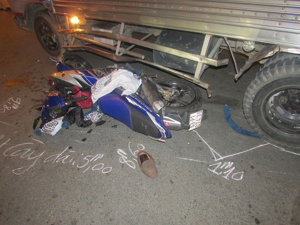 tp hcm va cham voi xe tai 2 nguoi thuong vong