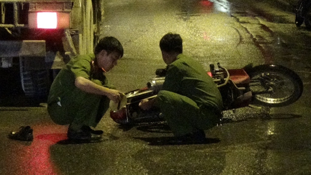 xe bon cuon xe may vao gam 2 nguoi tu vong