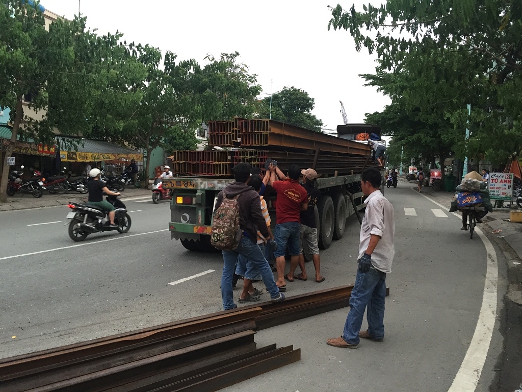 tp hcm hang chuc thanh sat phong xuong duong nhieu nguoi thoat nan