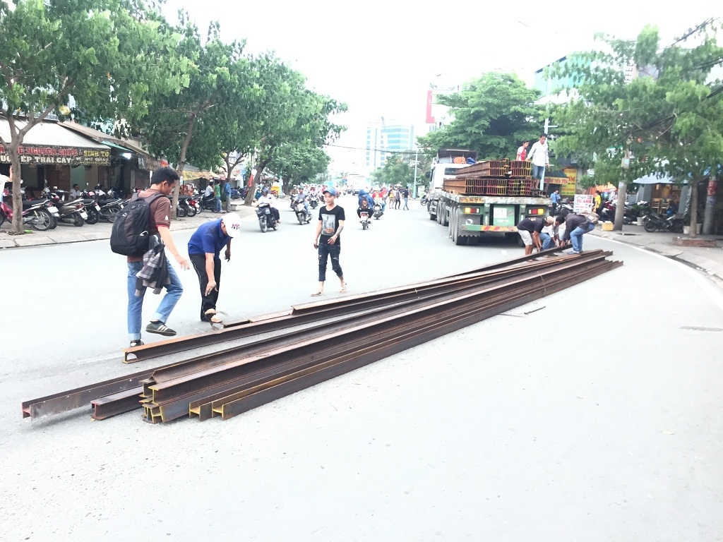 tp hcm hang chuc thanh sat phong xuong duong nhieu nguoi thoat nan