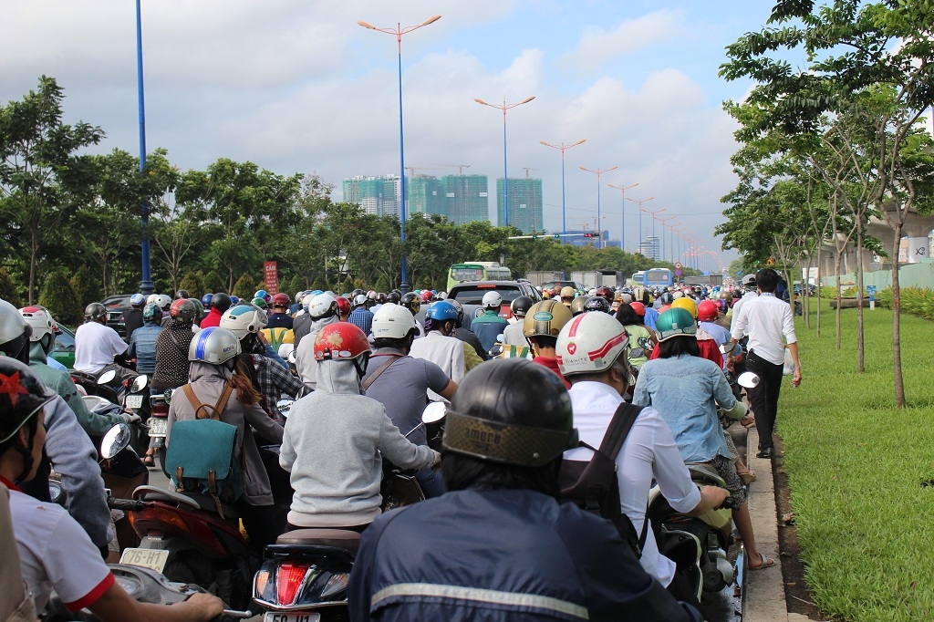 Kẹt xe, hàng nghìn phương tiện chôn chân dưới cái nắng xa lộ ket xe hang nghin phuong tien chon chan duoi cai nang xa lo