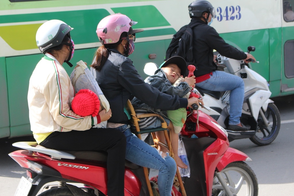 Kẹt xe, hàng nghìn phương tiện chôn chân dưới cái nắng xa lộ ket xe hang nghin phuong tien chon chan duoi cai nang xa lo