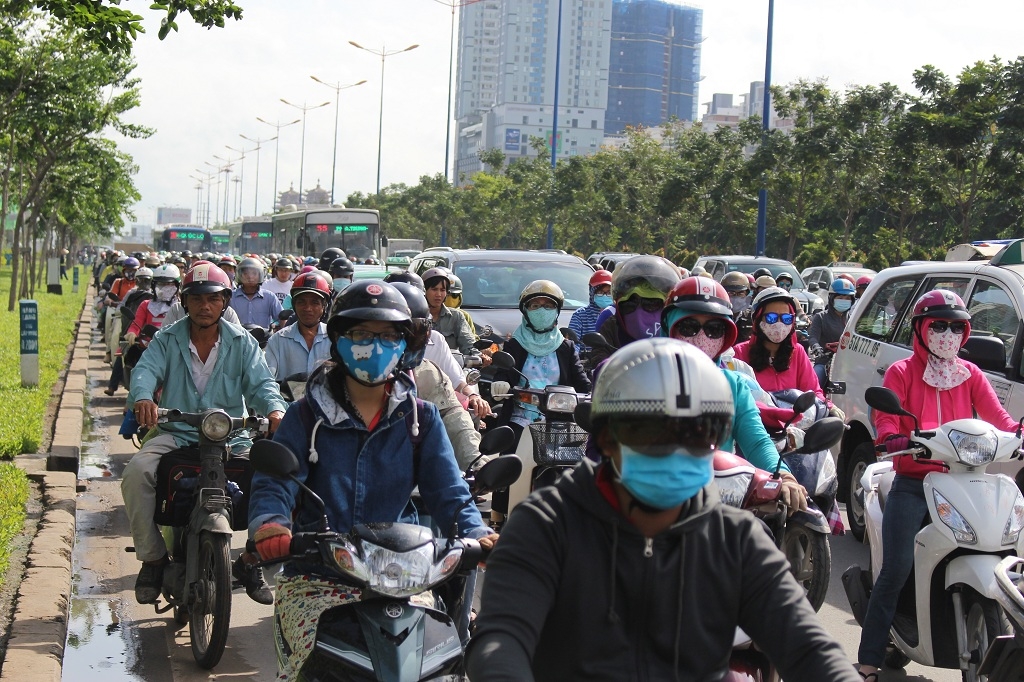 Kẹt xe, hàng nghìn phương tiện chôn chân dưới cái nắng xa lộ ket xe hang nghin phuong tien chon chan duoi cai nang xa lo