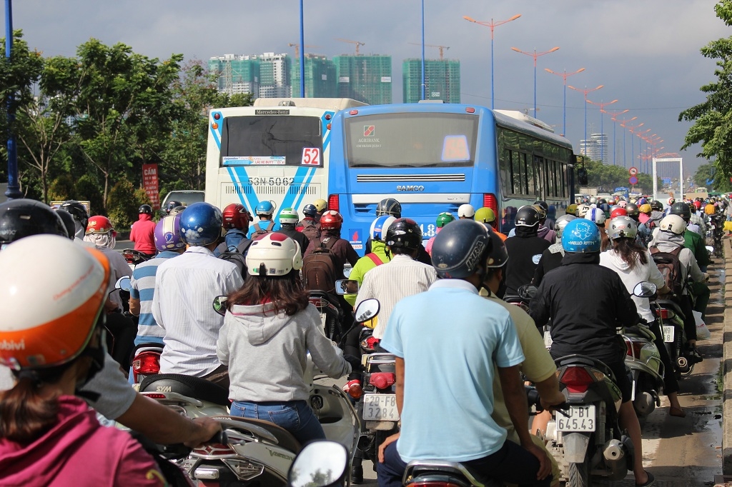 Kẹt xe, hàng nghìn phương tiện chôn chân dưới cái nắng xa lộ ket xe hang nghin phuong tien chon chan duoi cai nang xa lo