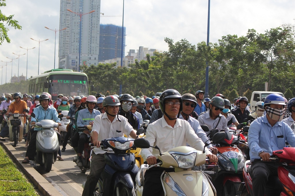 Kẹt xe, hàng nghìn phương tiện chôn chân dưới cái nắng xa lộ ket xe hang nghin phuong tien chon chan duoi cai nang xa lo