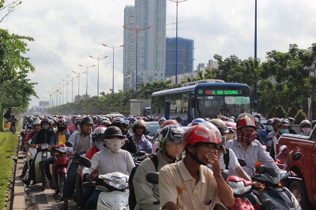 Kẹt xe, hàng nghìn phương tiện chôn chân dưới cái nắng xa lộ ket xe hang nghin phuong tien chon chan duoi cai nang xa lo