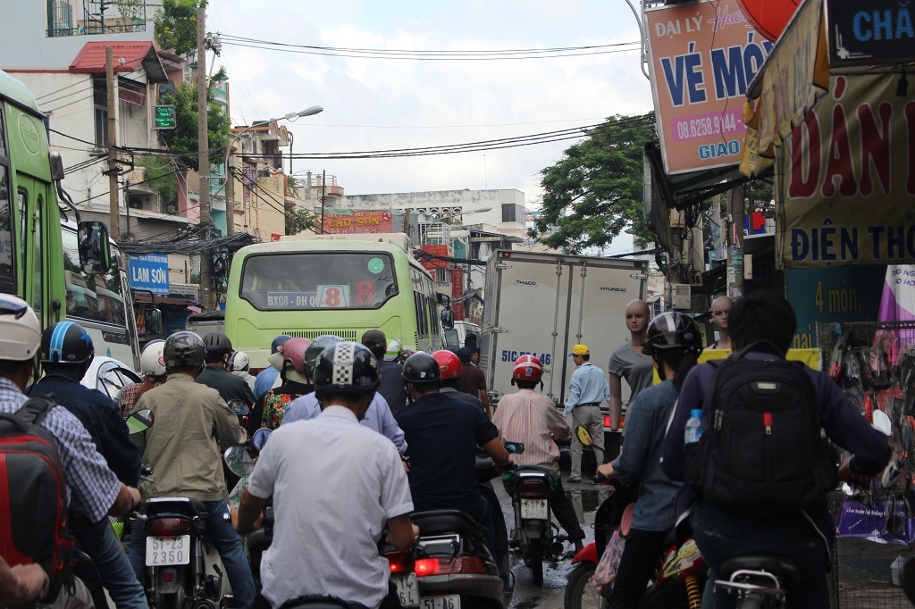 Kẹt xe, hàng nghìn phương tiện chôn chân dưới cái nắng xa lộ ket xe hang nghin phuong tien chon chan duoi cai nang xa lo