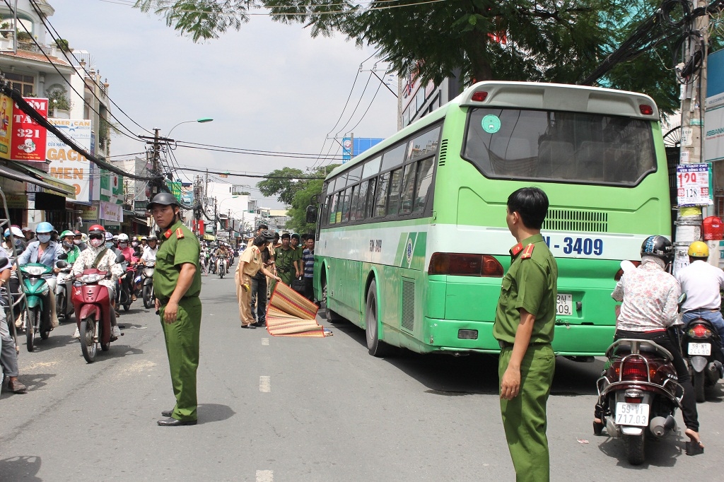 va cham voi xe buyt mot phu nu ban hang rong thiet mang