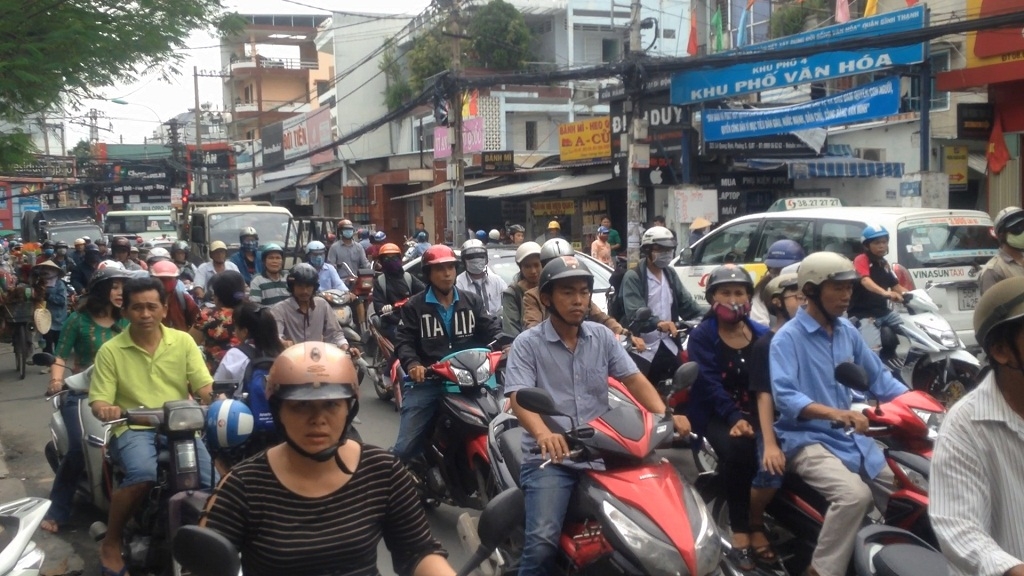 va cham voi xe buyt mot phu nu ban hang rong thiet mang