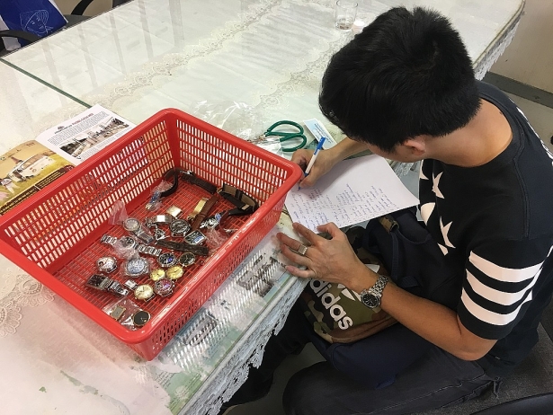Nhiều đồng hồ xịn trong ống quần hành khách xuống sân bay Tân Sơn Nhất phat hien hon 20 dong ho duoc giau trong ong quan qua duong hang khong