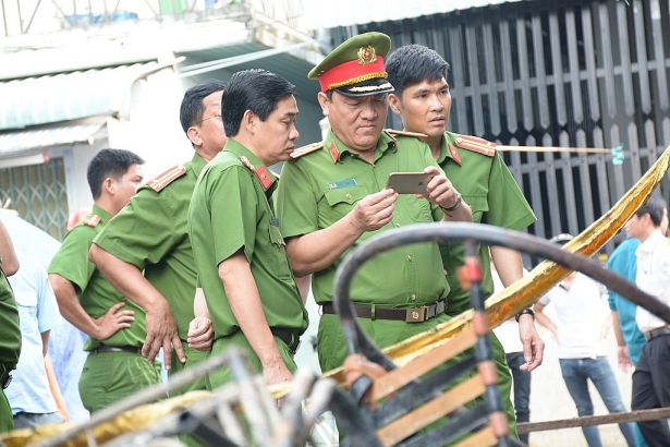 ba ngoai tu vong trong tu the che cho cho chau gai nuoi 3 tuoi