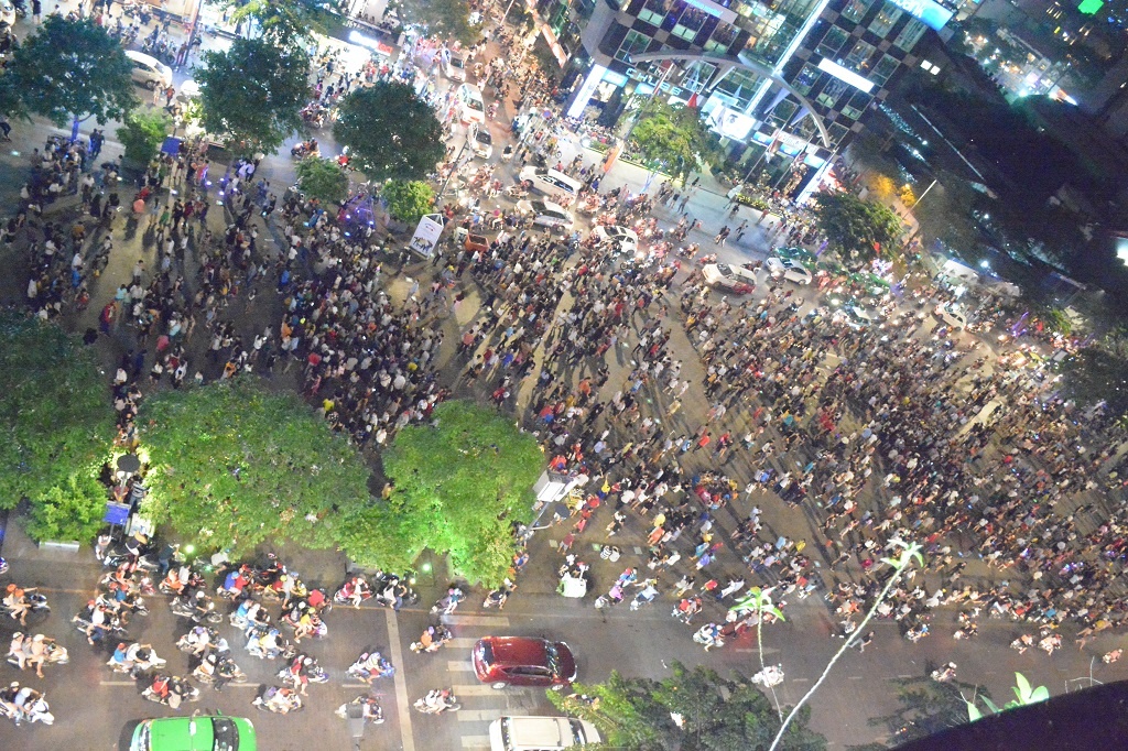 tre em khoc thet vi bi doa ma tren pho di bo nguyen hue trong toi halloween