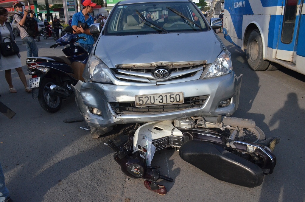 xe dien huc vang nhieu xe may hai nguoi bi thuong