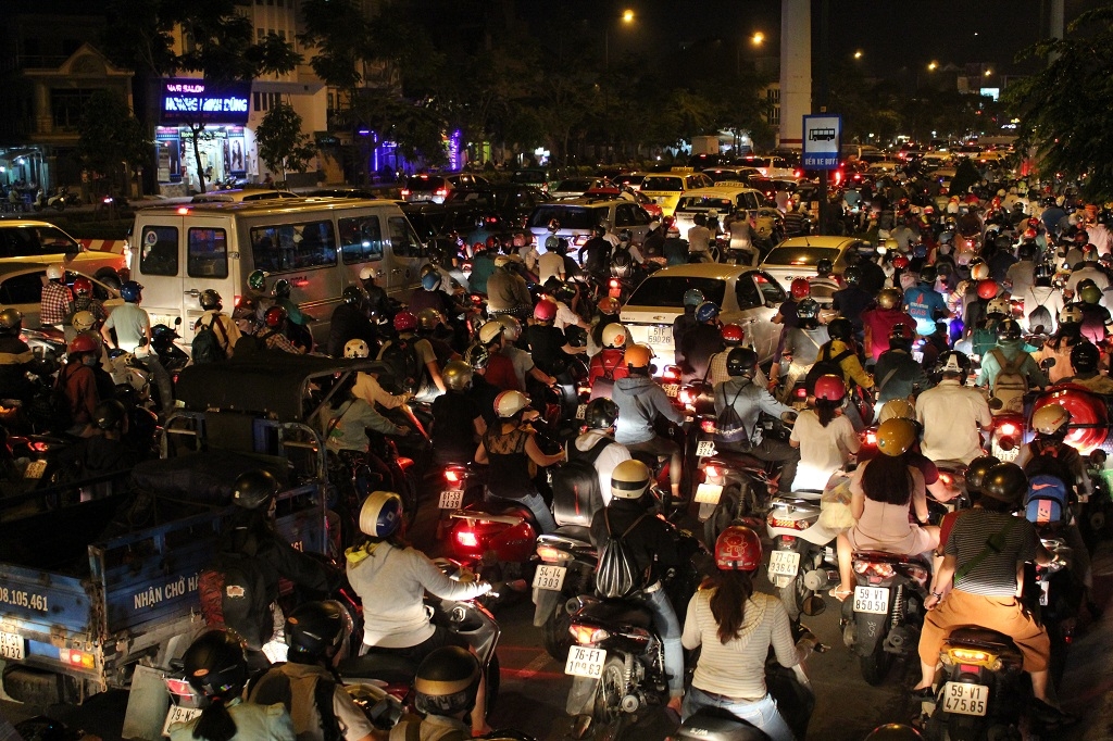 Lại kẹt xe kinh hoàng trên Đại lộ Phạm Văn Đồng lai ket xe kinh hoang tren dai lo pham van dong