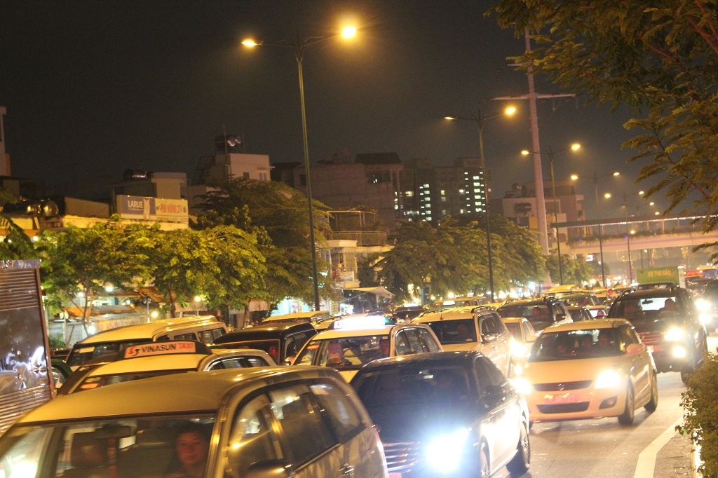 Lại kẹt xe kinh hoàng trên Đại lộ Phạm Văn Đồng lai ket xe kinh hoang tren dai lo pham van dong