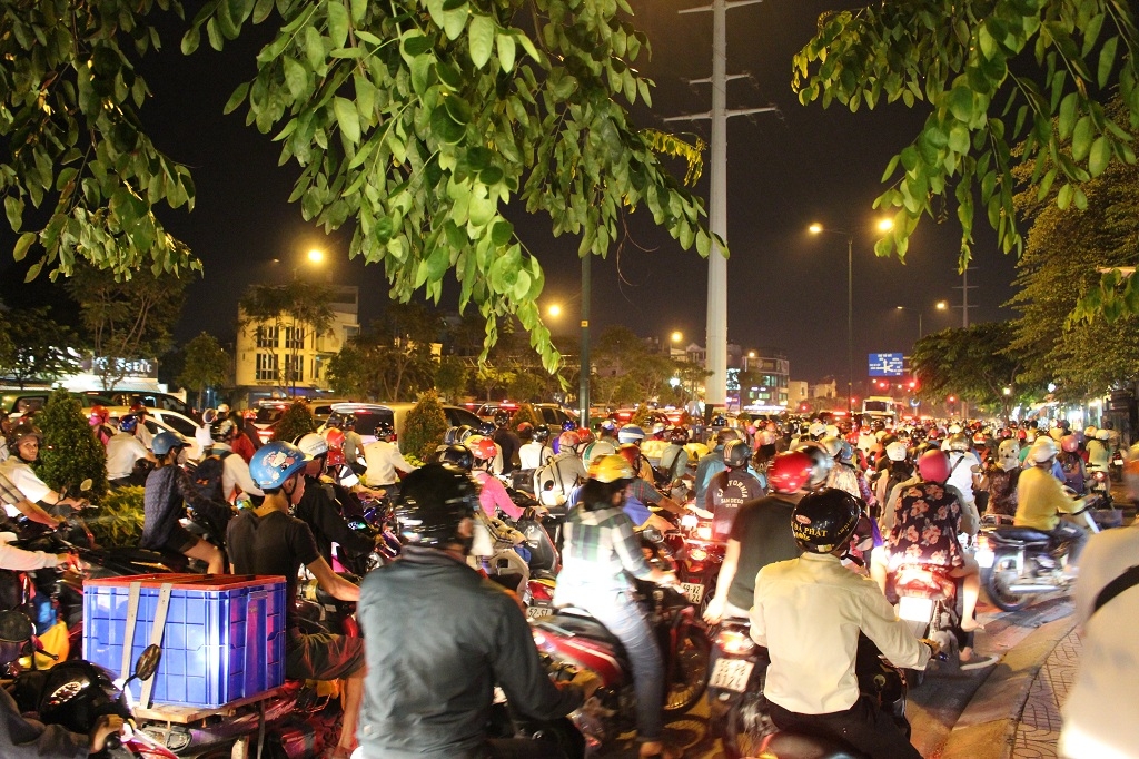 Lại kẹt xe kinh hoàng trên Đại lộ Phạm Văn Đồng lai ket xe kinh hoang tren dai lo pham van dong