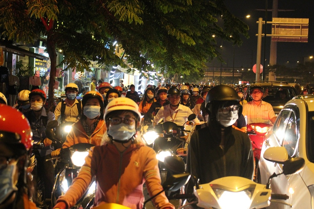 Lại kẹt xe kinh hoàng trên Đại lộ Phạm Văn Đồng lai ket xe kinh hoang tren dai lo pham van dong