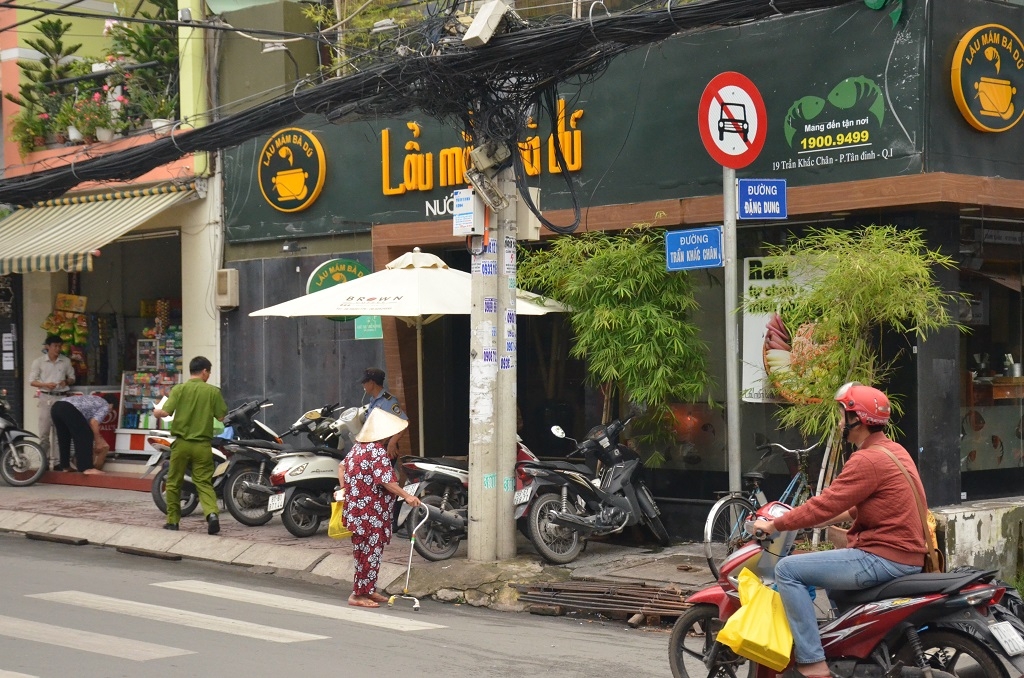 tp hcm xo xat trong quan an 3 nguoi bi thuong
