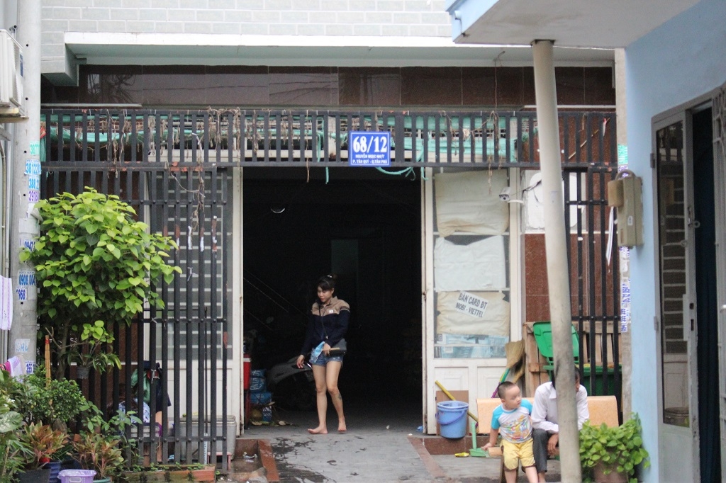 nghi an thanh nien tuoi xang dot ban ban gai trong phong tro