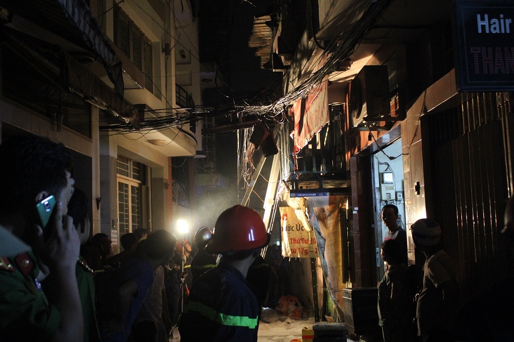 Cháy nhà trong khu phố Tây, nhiều người hốt hoảng chay nha trong khu pho tay nhieu nguoi hot hoang