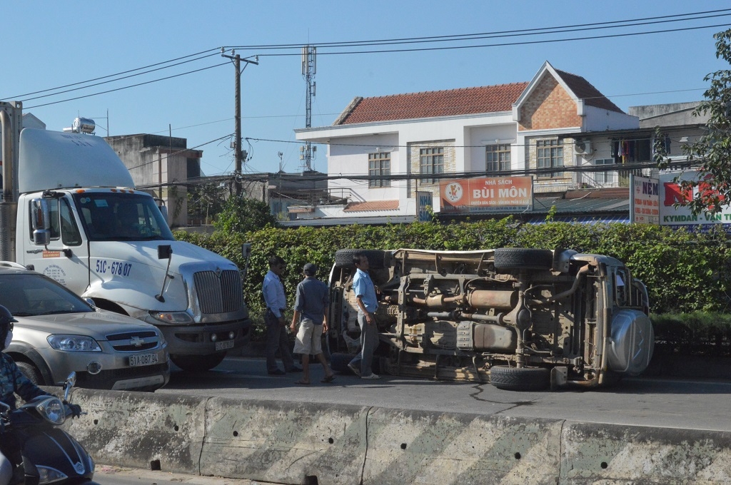 tp hcm bi xe container tong o to 7 cho chong vo giua duong