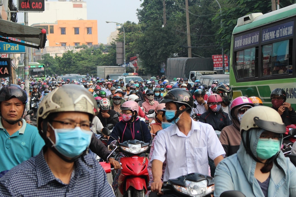 TP HCM: Trẻ em mệt lả vì kẹt xe kéo dài tp hcm tre em vat va vi ket xe keo dai