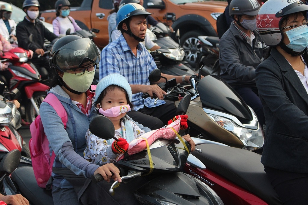 TP HCM: Trẻ em mệt lả vì kẹt xe kéo dài tp hcm tre em vat va vi ket xe keo dai