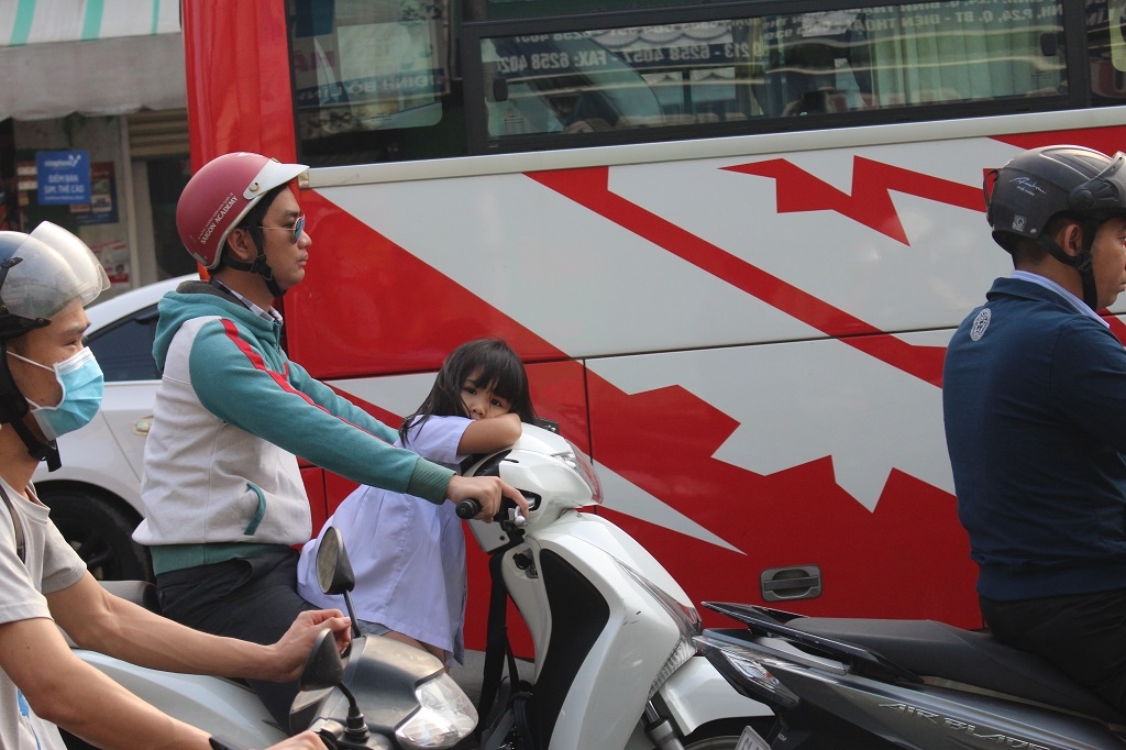 TP HCM: Trẻ em mệt lả vì kẹt xe kéo dài tp hcm tre em vat va vi ket xe keo dai