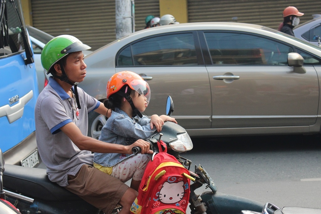 TP HCM: Trẻ em mệt lả vì kẹt xe kéo dài tp hcm tre em vat va vi ket xe keo dai