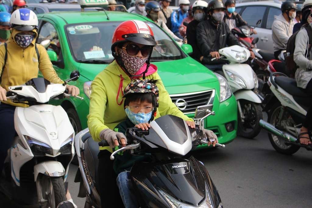 TP HCM: Trẻ em mệt lả vì kẹt xe kéo dài tp hcm tre em vat va vi ket xe keo dai