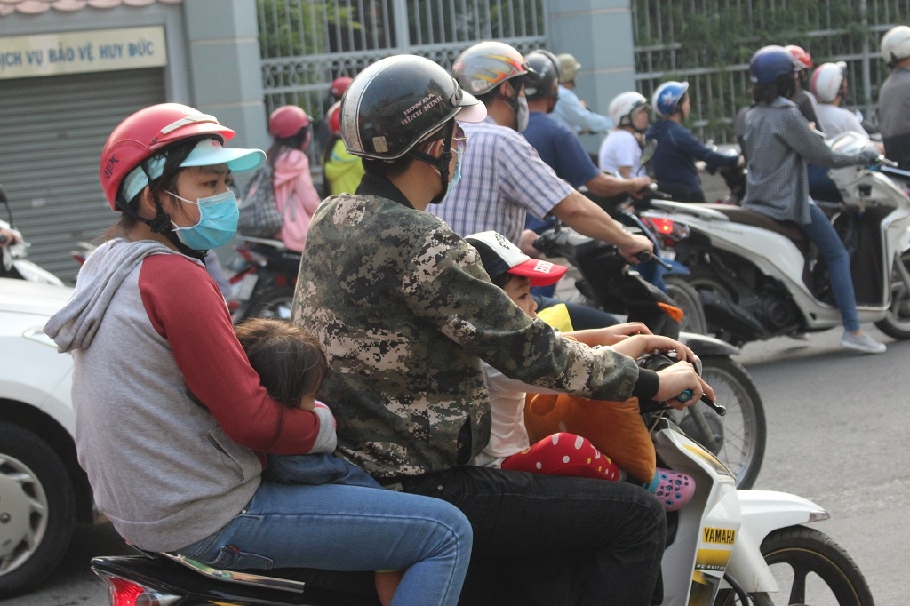 TP HCM: Trẻ em mệt lả vì kẹt xe kéo dài tp hcm tre em vat va vi ket xe keo dai